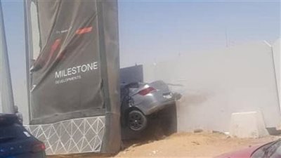 حادث مروع.. سيارة ملاكي تصطدم  بحاجز خرساني أعلى محور جمال عبد الناصر  