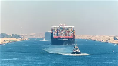 الحكومة تنفي تحصيل رسوم عبور السفن في قناة السويس بالجنيه