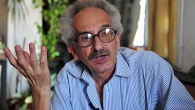 وفد برئاسة نقيب الكتاب يزور الروائي صنع الله إبراهيم في المستشفى