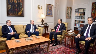 وزير الخارجية يستقبل نائب رئيس فلسطين ويؤكد دعم مصر للسلطة والإعمار