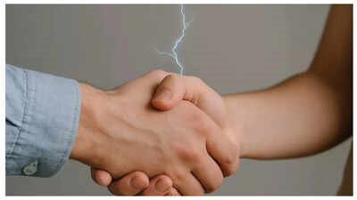 لماذا يشعر بعض الناس بالصدمات الكهربائية.. هل السبب في نقص فيتامين ب12؟