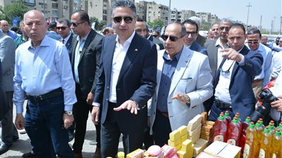 وزير التموين ومحافظ القاهرة يفتتحان “سوق اليوم الواحد” بمدينة نصر