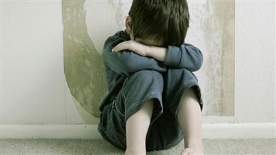 عرض طفل على الطب الشرعي بعد تعرضه للاعتداء على يد عامل بالجيزة