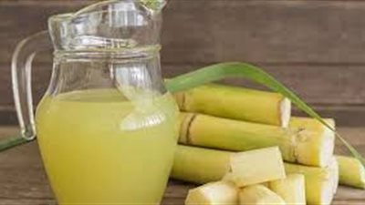 عصير القصب في الموجة الحارة.. يبرد وينعش الجسم تحت شمس الصيف