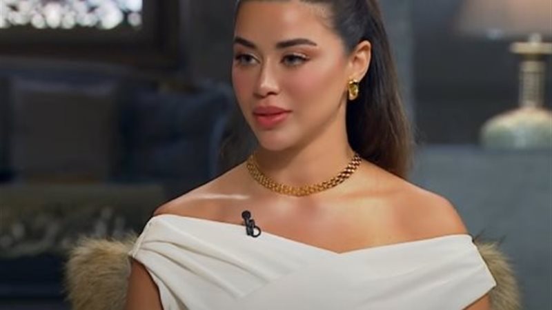 الفنانة يارا السكري