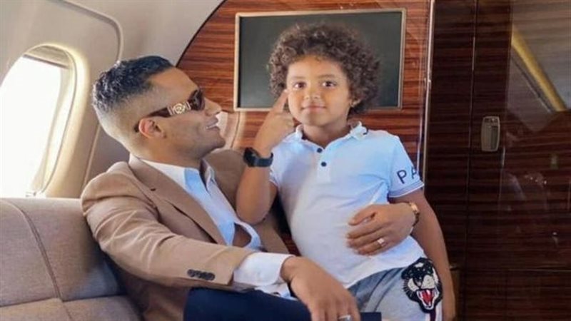 نجل محمد رمضان مع