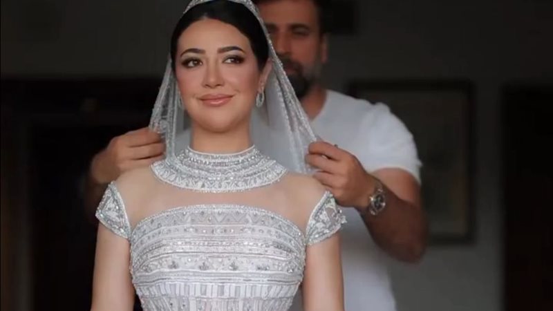 عروس ترتدي فستان