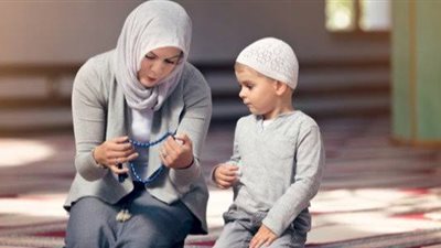الإفتاء: تربية الأبناء تعادل الجهاد.. وصلاة الجماعة تصح بالزوجة