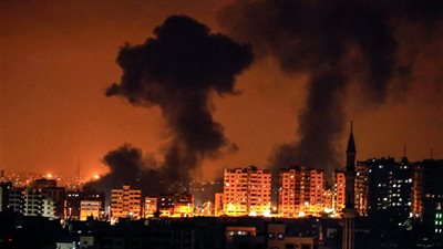 جيش الاحتلال يشن غارات عنيفة على شرق حي التفاح وجباليا البلد