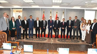 وزير الشباب والرياضة يبحث تعزيز التعاون الرياضي مع نادي فياريال الإسباني