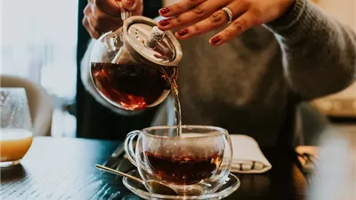 في اليوم العالمي للشاي..هل يقضي على الصداع؟ حقيقة أم خرافة