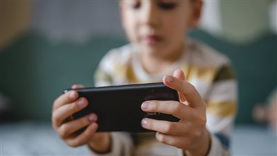 هل تؤذي الشاشات طفلك؟ طبيب أطفال يكشف مخاطر الإفراط في استخدام الهواتف 