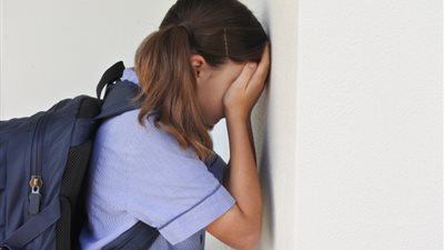 تحرش بزميلته وعاكسها.. سيدة تقتحم مدرسة وتضرب المعلمين بعد فصل نجلها بأكتوبر