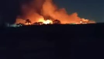  الدفع بـ 15سيارة إطفاء لإخماد حريق هائل نشب داخل مصنع بمنطقة الروبيكي