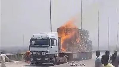 حريق هائل في سيارة نقل على الطريق الإقليمي بالعياط 