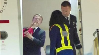 صفعة على باب الطائرة.. ماكرون في موقف محرج جديد بسبب زوجته