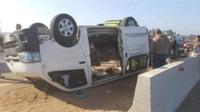 ضحايا على الطريق الصحراوي.. إصابة 12 شخصًا في انقلاب ميكروباص بقنا