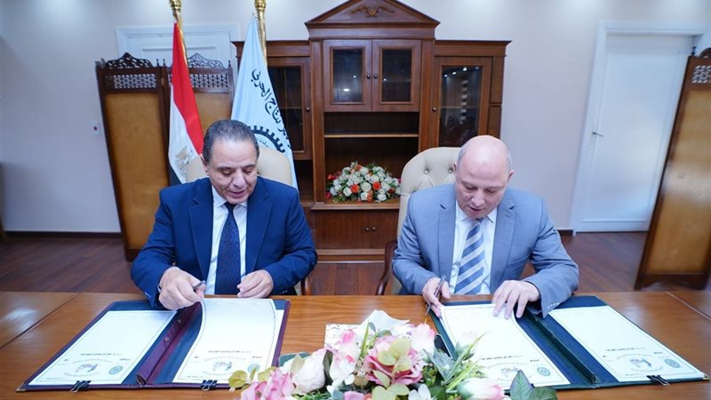 أثناء توقيع البروتوكول