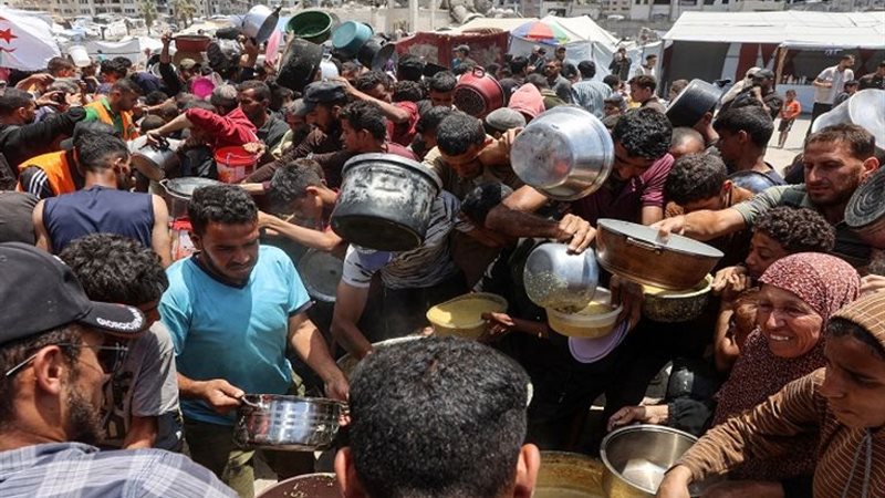 فلسطينيون ينتظرون