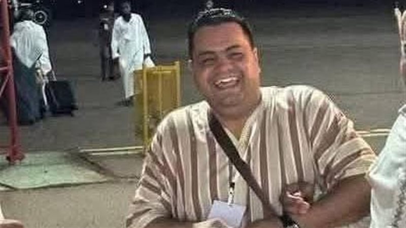 مواطن ليبي في المطار