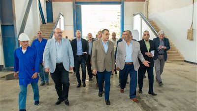 وزير الإنتاج الحربي يتفقد خطوط الإنتاج  بشركة حلوان للصناعات غير الحديدية 