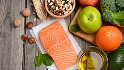 أطباء يحذرون من أطعمة تسبب ضعف الذاكرة والتركيز في موسم الامتحانات