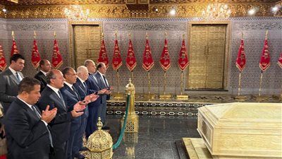 وزير الخارجية يزور ضريحَي الملكين الراحلين محمد الخامس والحسن الثاني بالمغرب