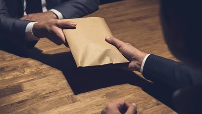 حبس موظف و8 أشخاص آخرين بتهمة التلاعب وتلقيهم رشوة لتسهيل المخالفات