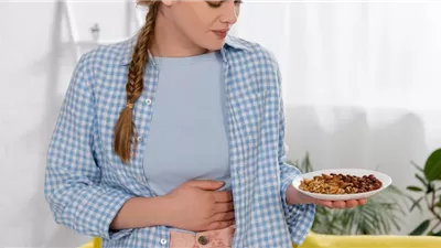 منها اضطراب المعدة.. وزارة الصحة تكشف عن أعراض التسمم الغذائي