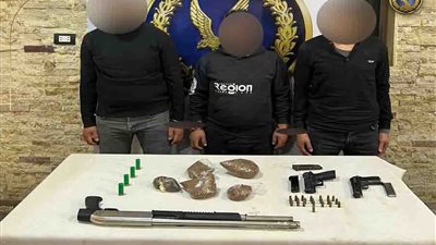 ضبط 3 متهمين بحوزتهم أسلحة نارية وكيلو 