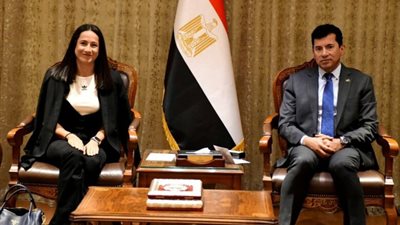 وزير الرياضة يبحث مع مسؤولي شركة 