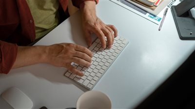 هل تعاني من تنميل اليدين أثناء الكتابة؟.. احذر الإصابة بمتلازمة النفق الرسغي