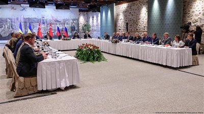 وسط تصعيد عسكري.. محادثات السلام بين روسيا وأوكرانيا تستأنف في إسطنبول 