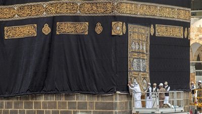 خيوط من نور.. كسوة الكعبة وسر مصري على جدران مجمع الملك عبد العزيز