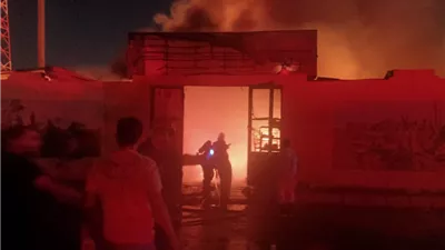 الدفع بـ 10 سيارات إطفاء للسيطرة على حريق بسوق الخضار في الشروق