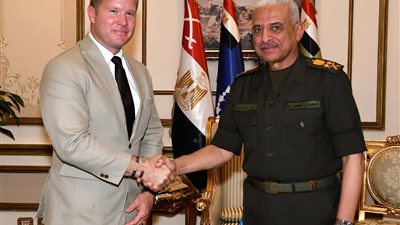 وزير الدفاع يبحث التعاون العسكري وتطورات المنطقة مع عضو بمجلس الشيوخ الأمريكي