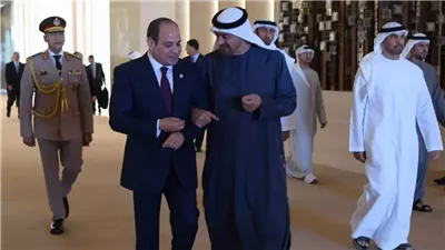 الشيخ محمد بن زايد يستقبل الرئيس السيسي بمطار أبو طبى 