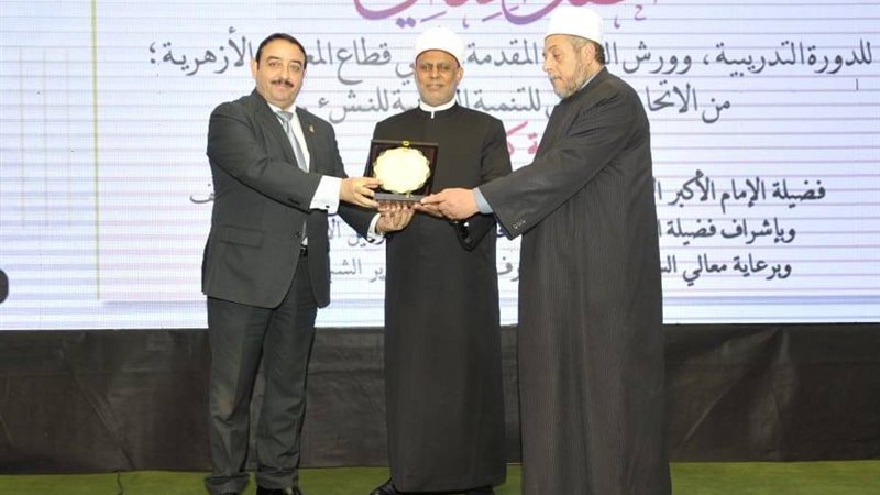 تخريج 300 مدرب تنمية
