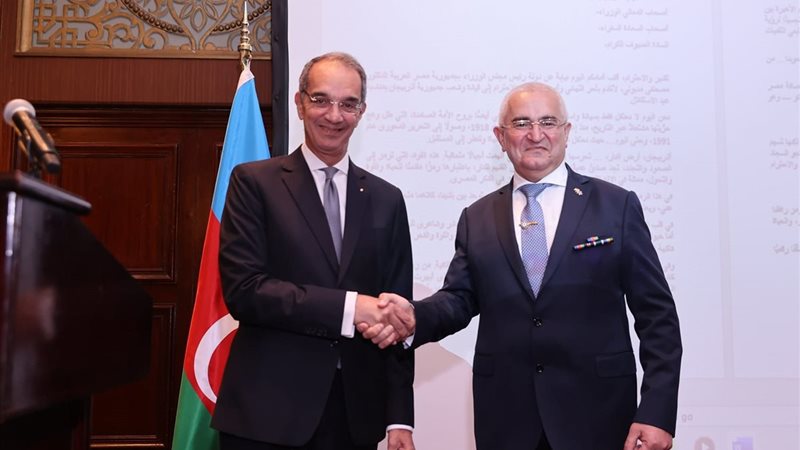 وزير الاتصالات وسفير