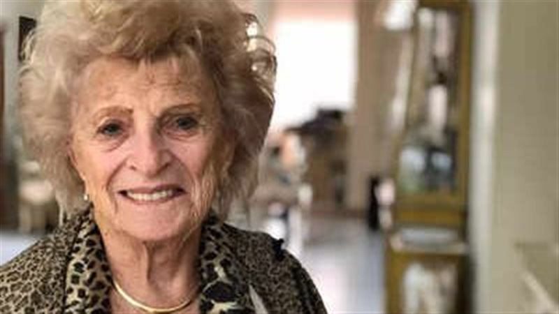 إمرأة تبلغ من العمر