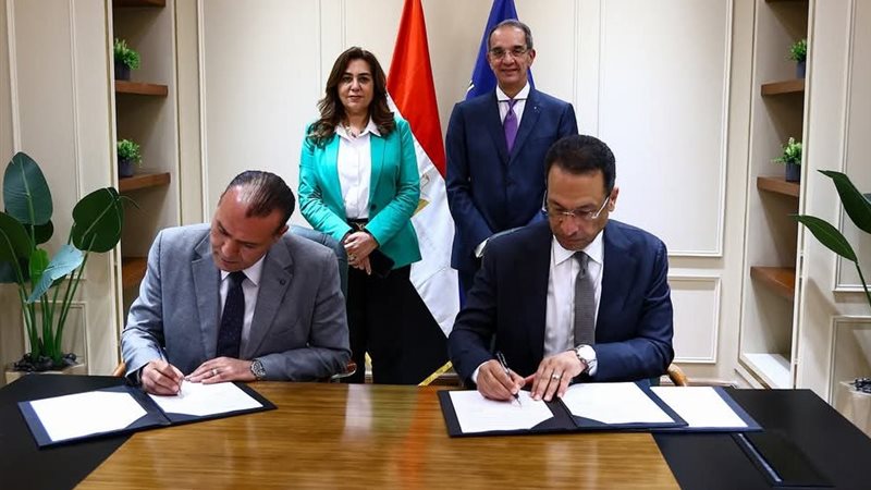 أثناء توقيع الاتفاق