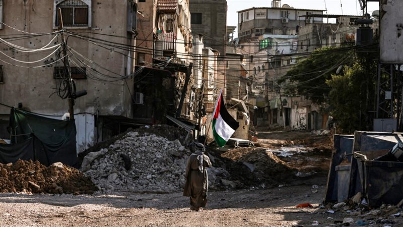 رجل يرفع العلم الفلسطيني