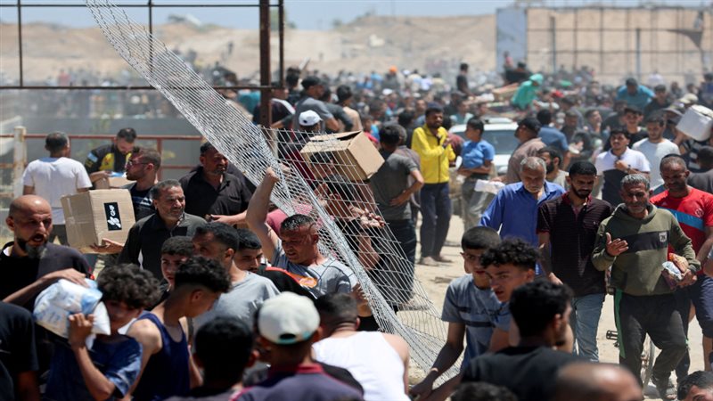 فلسطينيون ينتظرون