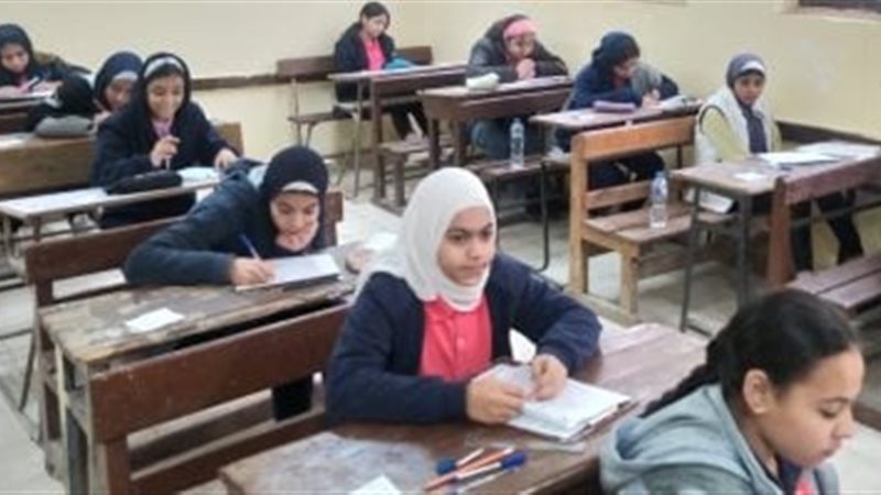 شاب يقتحم لجنة امتحان