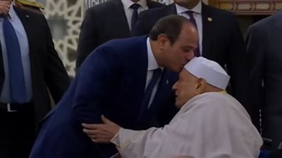 بالصور.. قبلة الرئيس لرأس الدكتور أحمد عمر هاشم تخطف القلوب