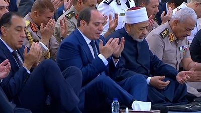 السيسي يؤدي صلاة العيد بمسجد مصر الكبير وسط حضور رسمي واسع