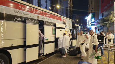 حجاج الجمعيات الأهلية يرمون جمرة العقبة الكبرى