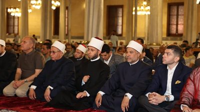 وزير الأوقاف يشهد صلاة الجمعة بمسجد الإمام الحسين ويشارك المصلين احتفالات العيد