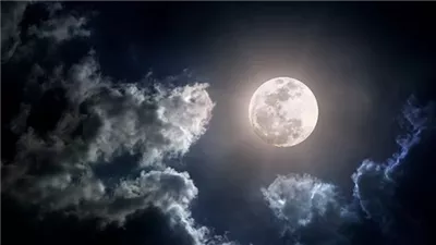 في مشهد فلكي بديع.. المريخ يجاور القمر والسماء تضيء بشهب دلتا الدلويات