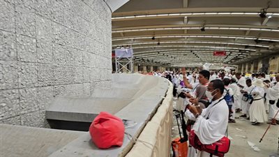 صور.. حجاج الجمعيات الأهلية يؤدون رمي الجمرات في أول أيام التشريق